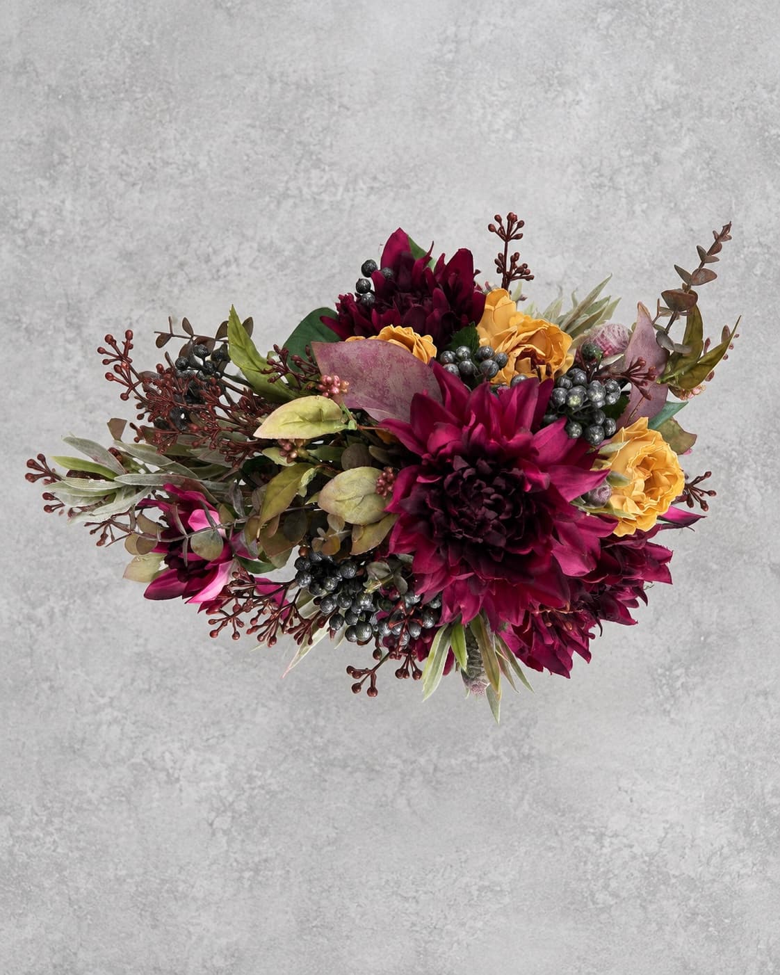 ボルドーと琥珀色の花を上から捉えた季節のアレンジメント